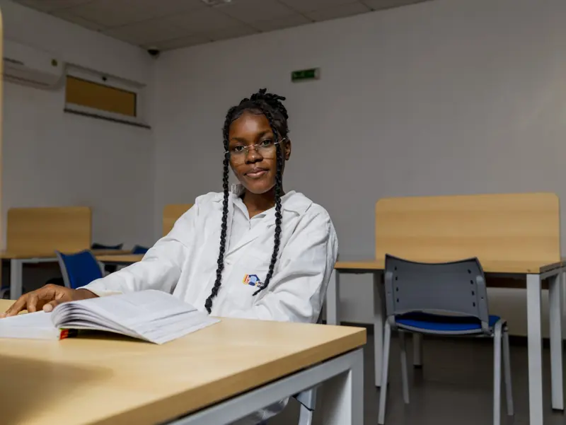 Aluna a estudar na biblioteca