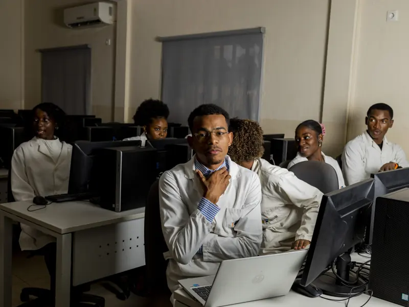 Turma de alunos na sala de informática