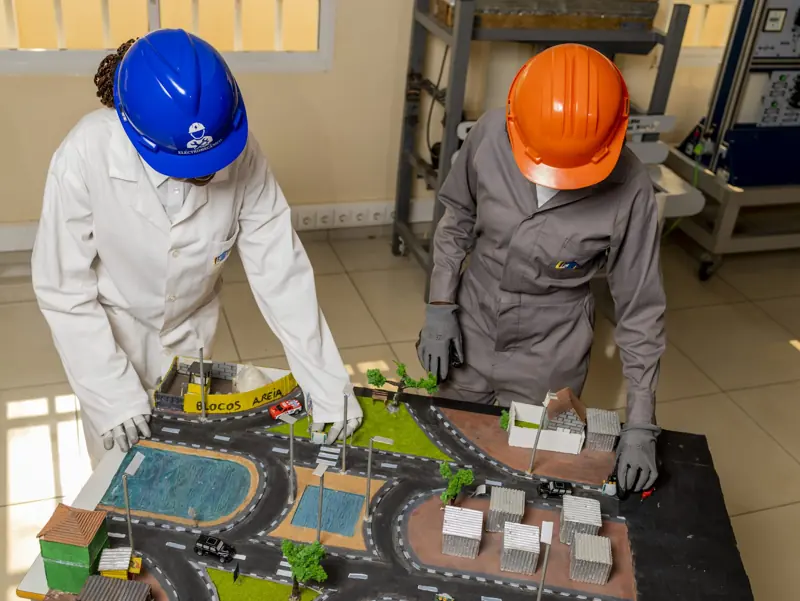 Alunas a montar a maquete de uma cidade sustentável