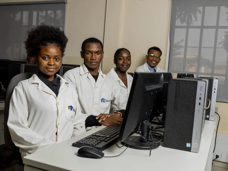 Alunos na sala de informática do IPPLS
