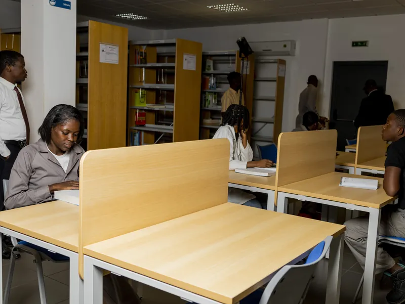 Biblioteca do Instituto, com estantes de livros e mesas de estudo