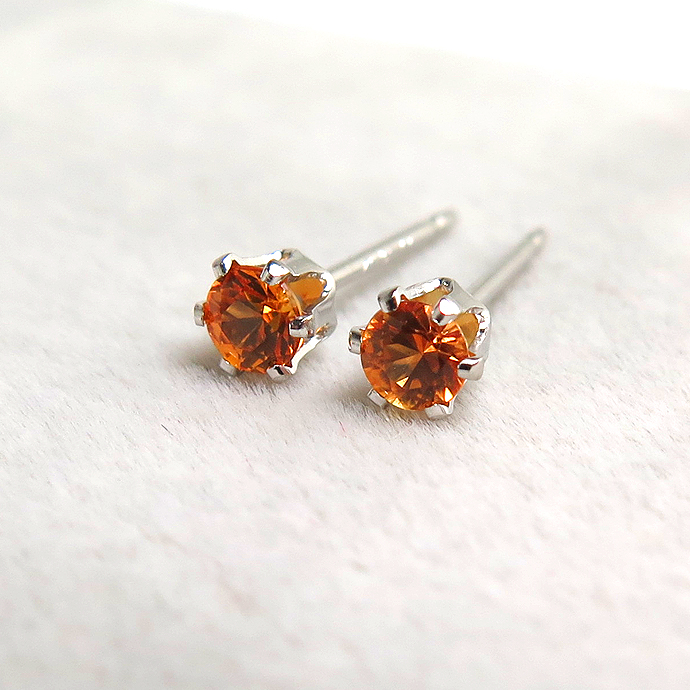 天然石オレンジサファイア（アフリカ・加熱処理）・6本爪ポストピアス