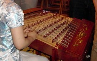 揚琴(ヤンチン、ヨーチン)とは…