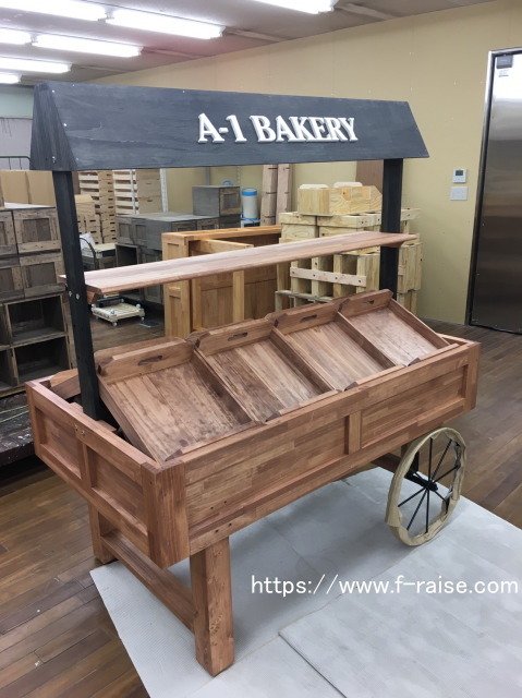 マルシェワゴンと別注オプション什器: 木箱と木製什器 － 木製什器の