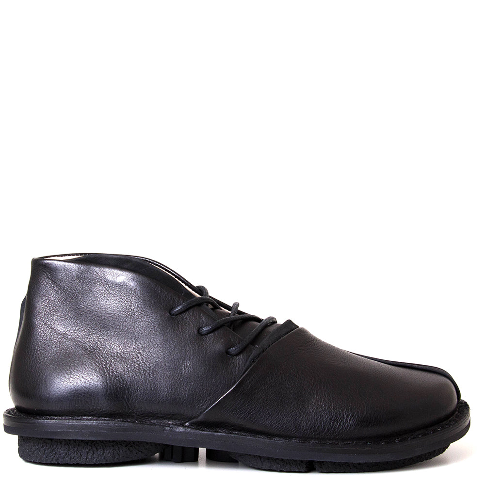 Trippen Extension. Men's black leather chukka boot. Made in
