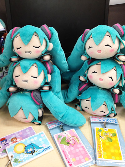 プライズ】セガプライズからふわふわ可愛い「寝そべりぬいぐるみ」と