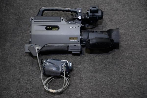 昔の放送用カメラ sony業務用ビデオカメラDVCAM DSR-250 | カメラ三脚