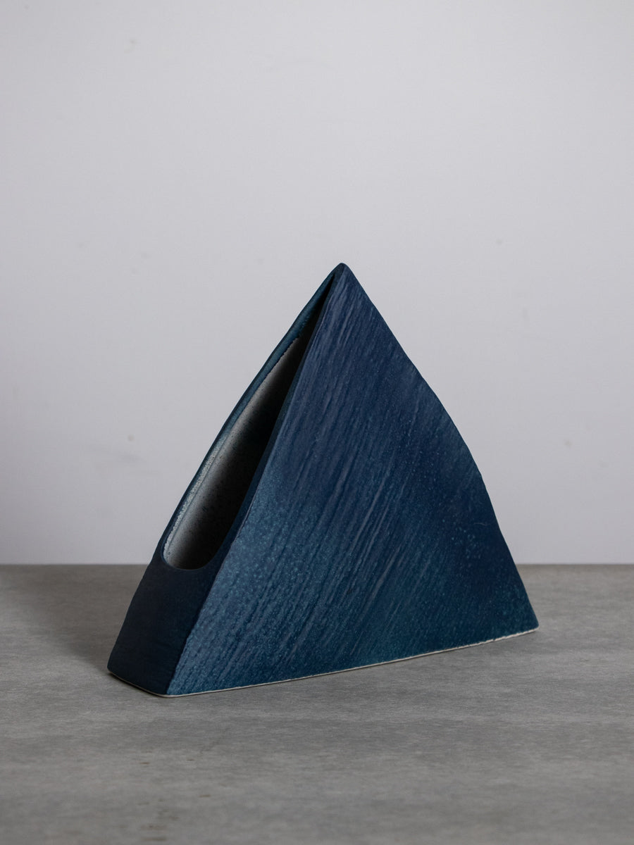 三角の青釉いけばな花器