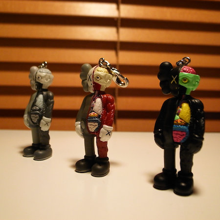 KAWS 人体模型COMPANIONキーホルダー - エスムスザイン es muss sein