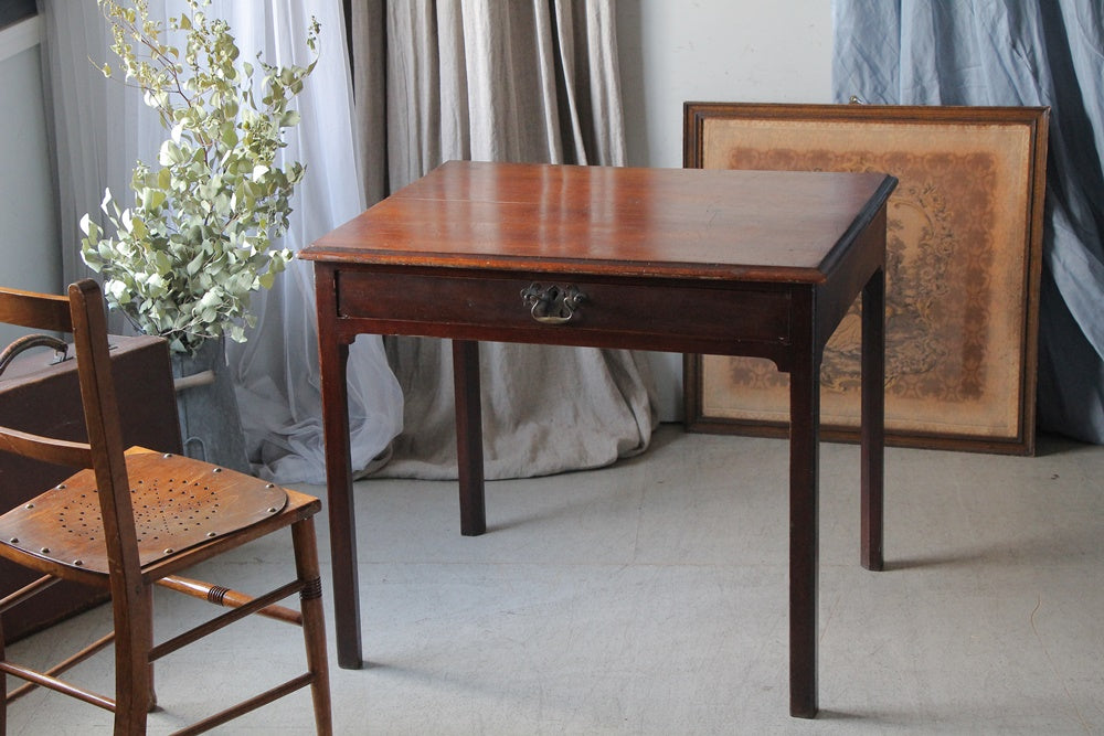 1820年代のマホガニー材テーブル（横幅83cm） イギリスアンティーク