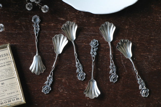 複数本あり！アンティークモチーフのバラ柄シルバーティースプーン