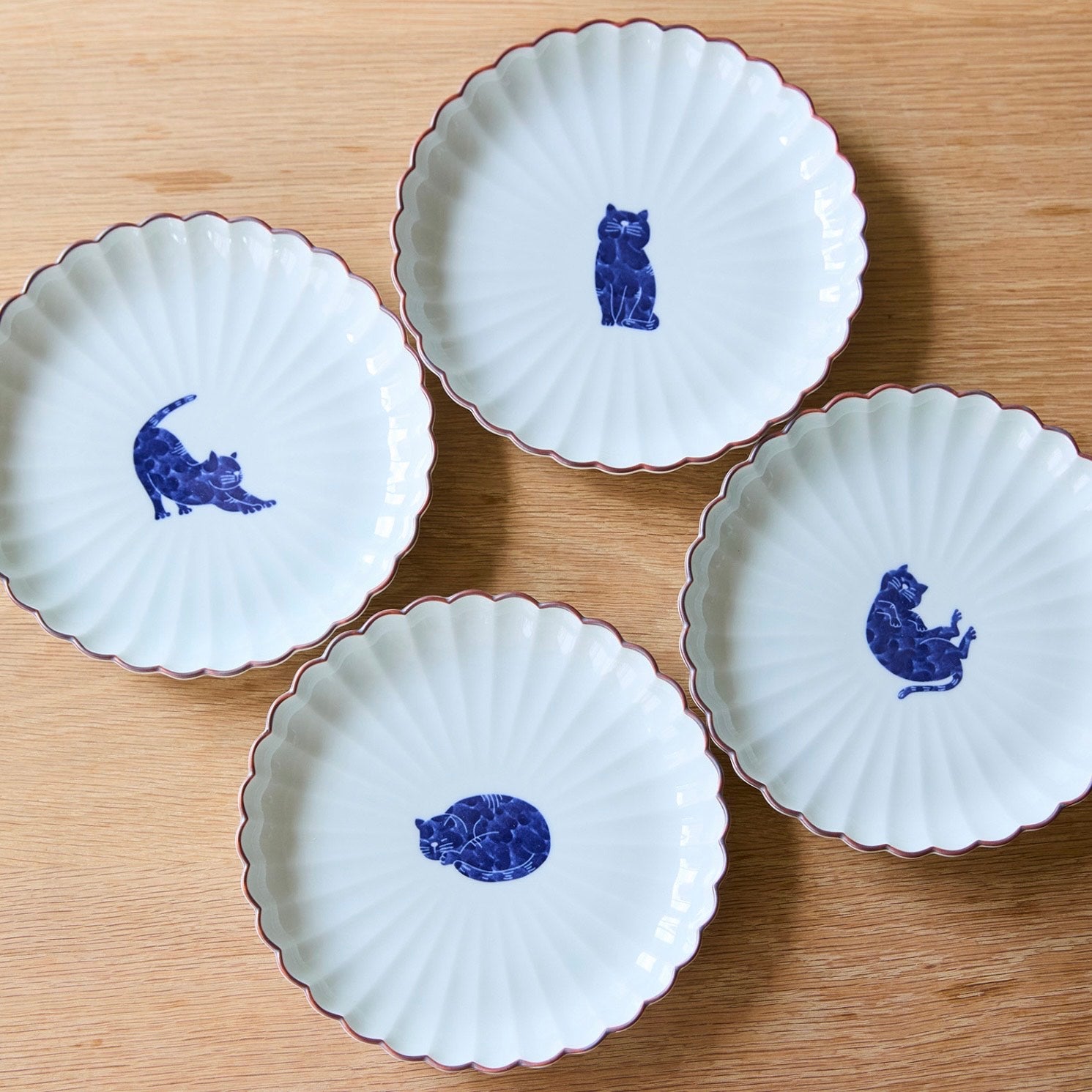 cocca(コッカ) ｜生地通販｜【波佐見焼】呉須猫 菊割皿 16cm