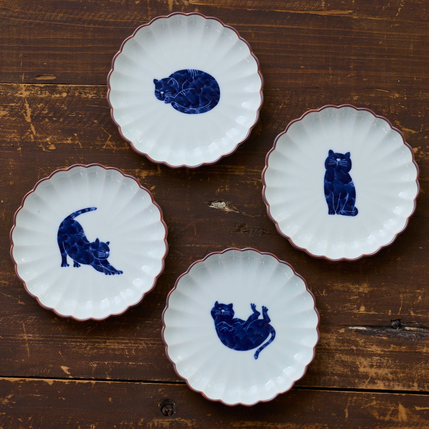 cocca(コッカ) ｜生地通販｜【波佐見焼】呉須猫 菊割皿 10cm
