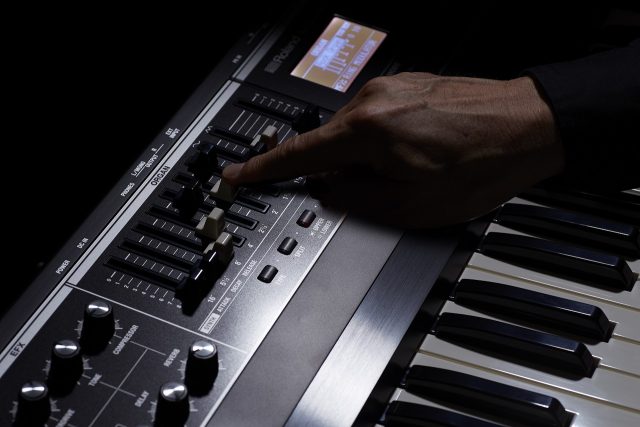 ウォーターフォール73鍵｜Roland、V-Combo新モデル「VR-730」を発表