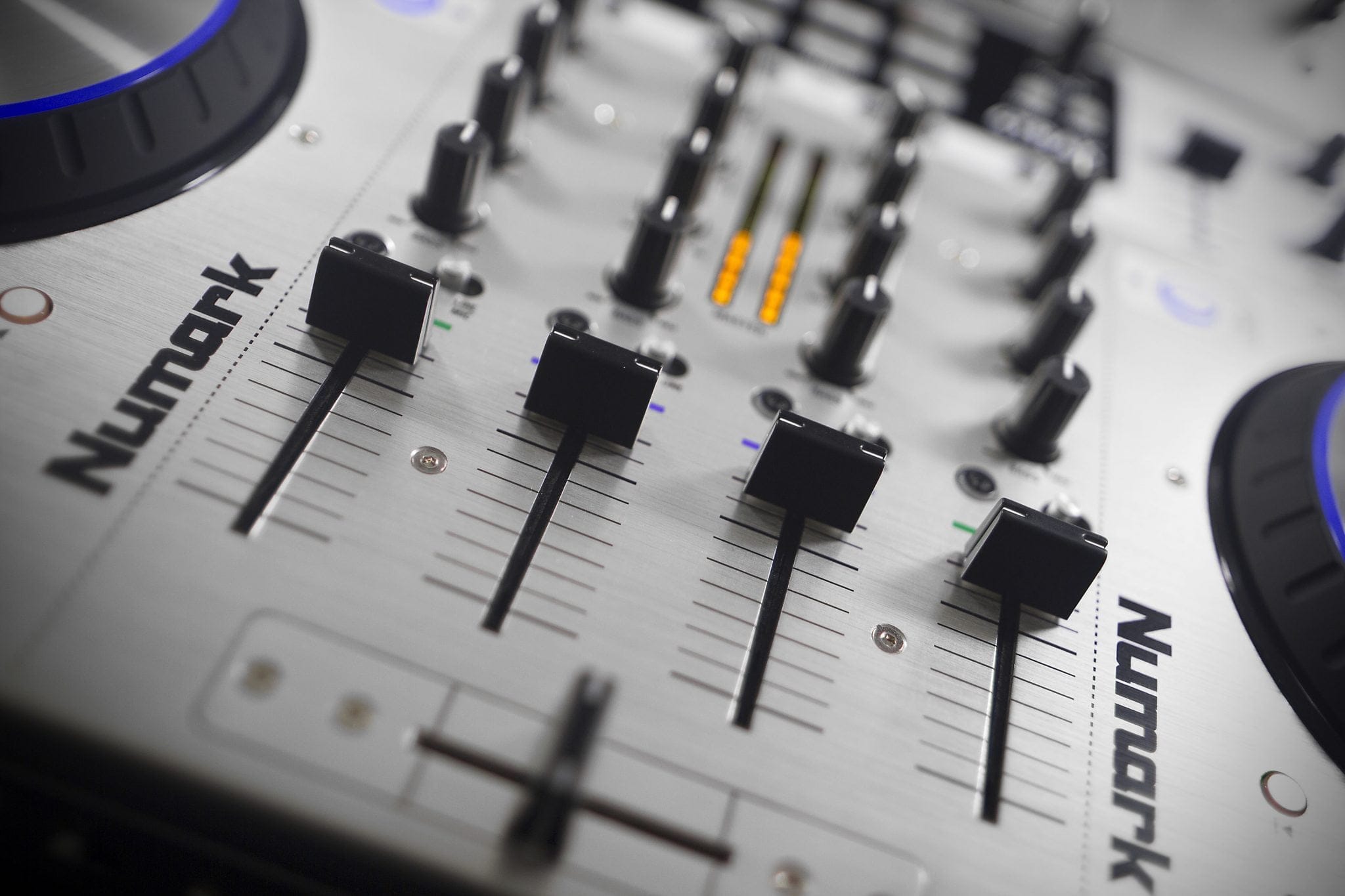 REVIEW: Numark 4Trak Traktor DJ Controller