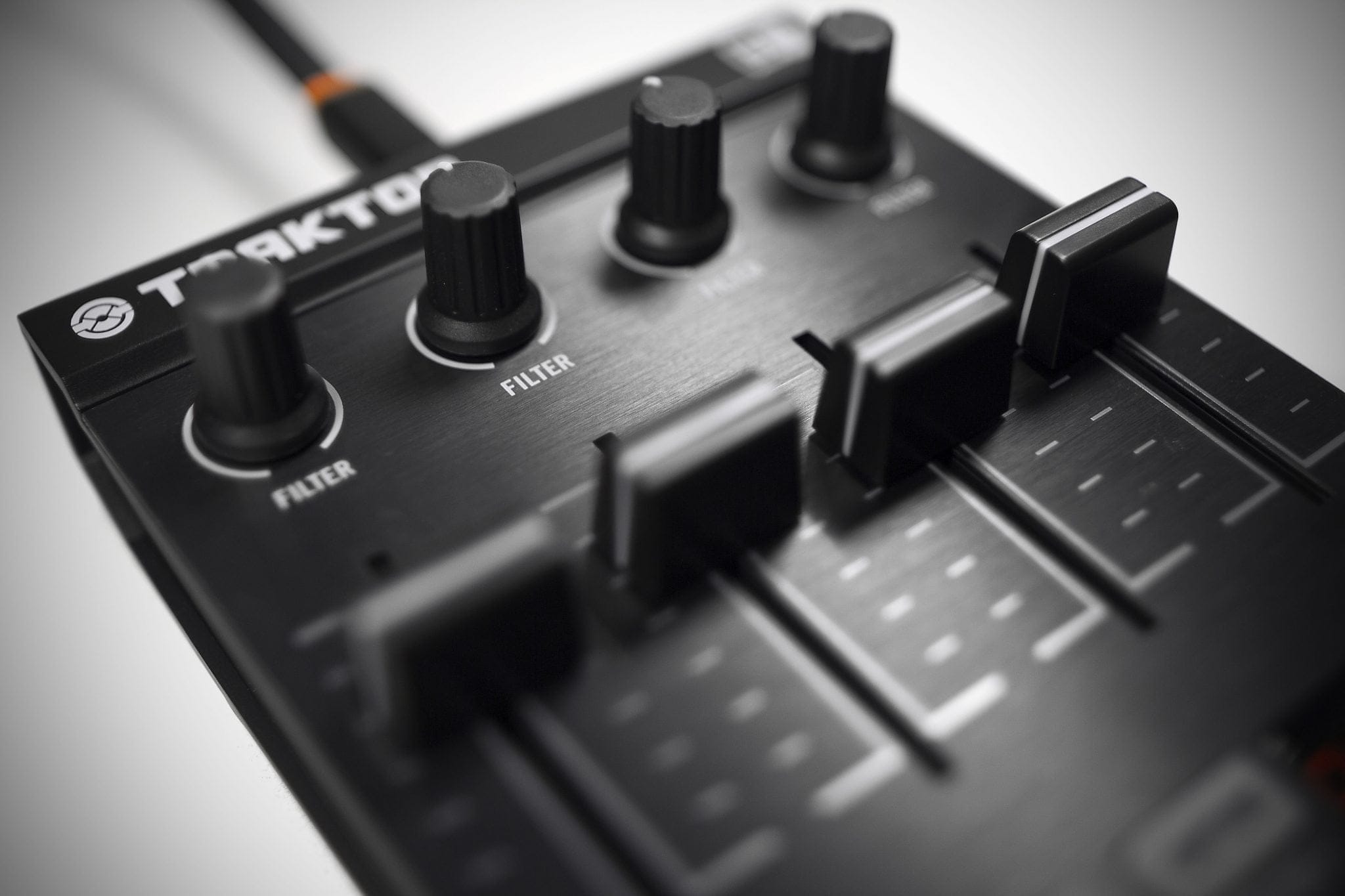 Native Instruments Traktor Kontrol F1 DJ Controller