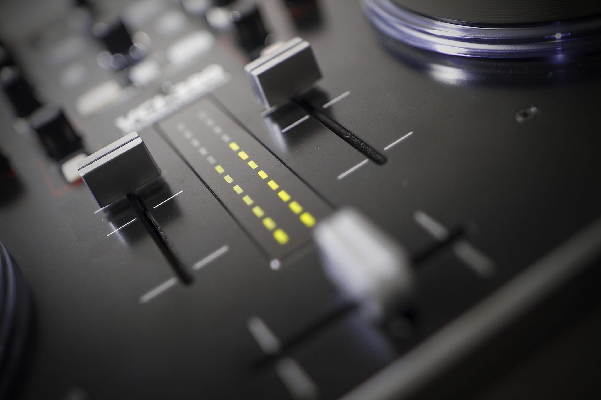 REVIEW: Vestax VCI-380 DJ Controller Part 1