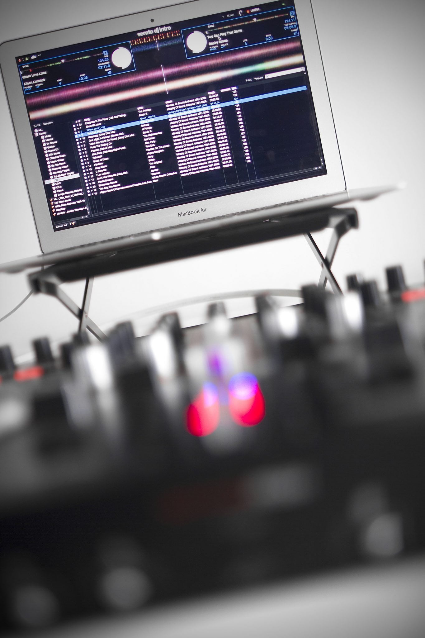 REVIEW: Reloop Terminal Mix 4 DJ Controller