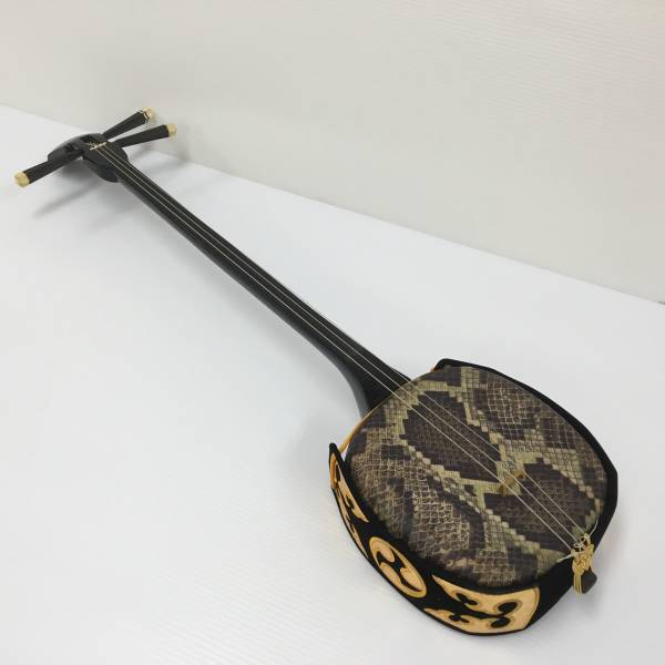 送料無料】沖縄三線 ヘビ柄 3弦 ケース、付属品、テキスト2冊付き