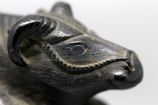 あかえびす堂 たなごころ 一虎 在銘 臥牛 根付