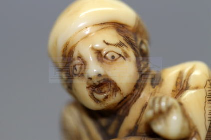 あかえびす堂 たなごころ 民谷 在銘 「狛犬に噛まれ驚く人物」根付