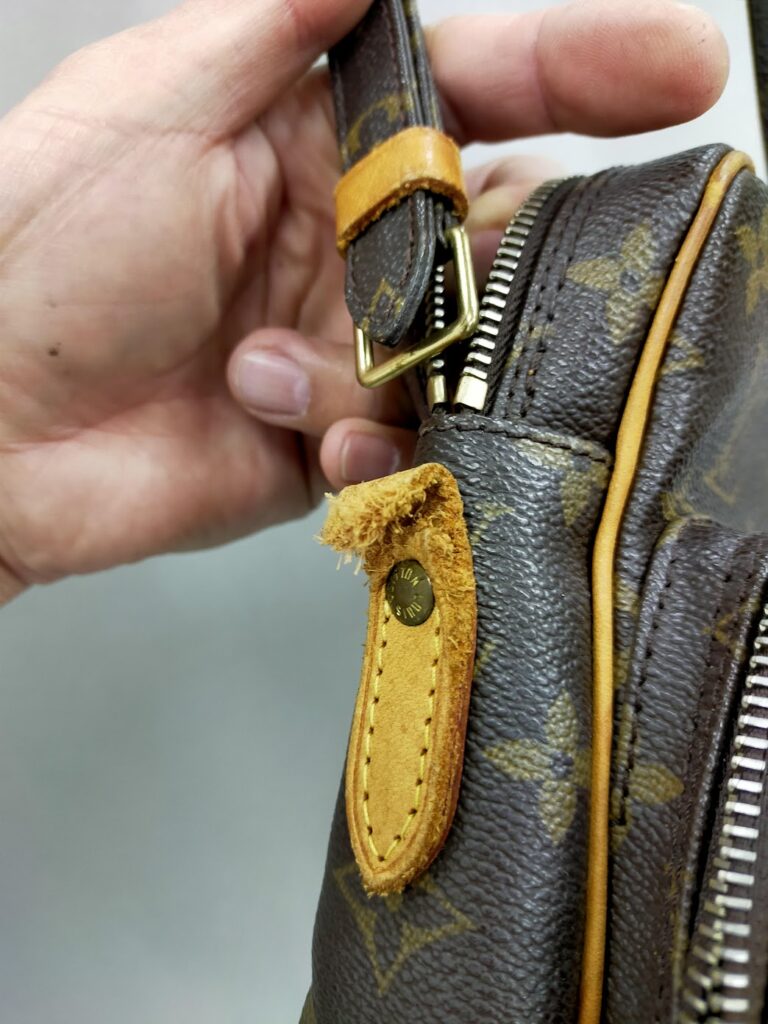 修理】LOUIS VUITTON（ルイ・ヴィトン）アマゾン 根革交換 – 富士鞄工房
