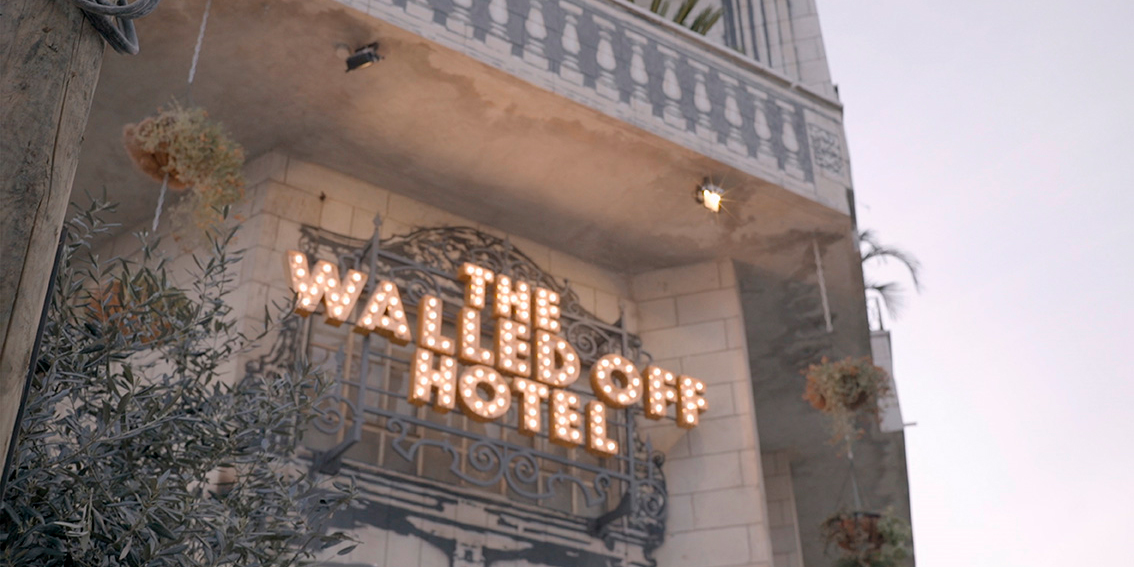 バンクシーを盗んだ男』に登場する“世界一眺めの悪いホテル”ウォールド