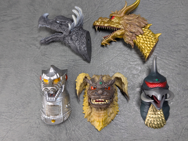 玩栗犬と、一番くじ ゴジラ 大怪獣列伝G モンスターヘッドマグネット