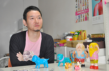 片桐仁さん × デハラユキノリさん | 片桐仁 不条理アート粘土作品展