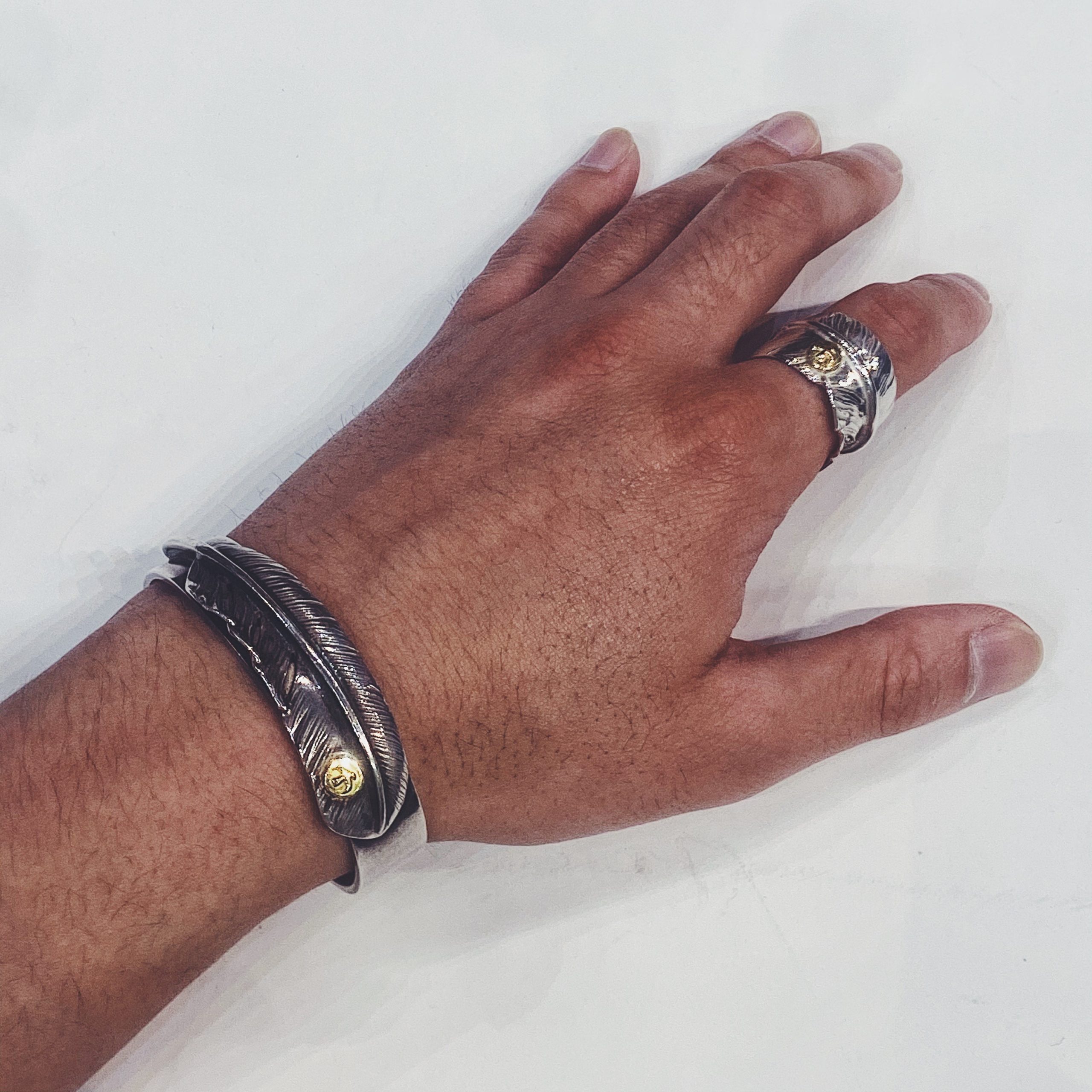 0122【オールドメタル特大フェザー付き平打ちブレス】(福岡店)