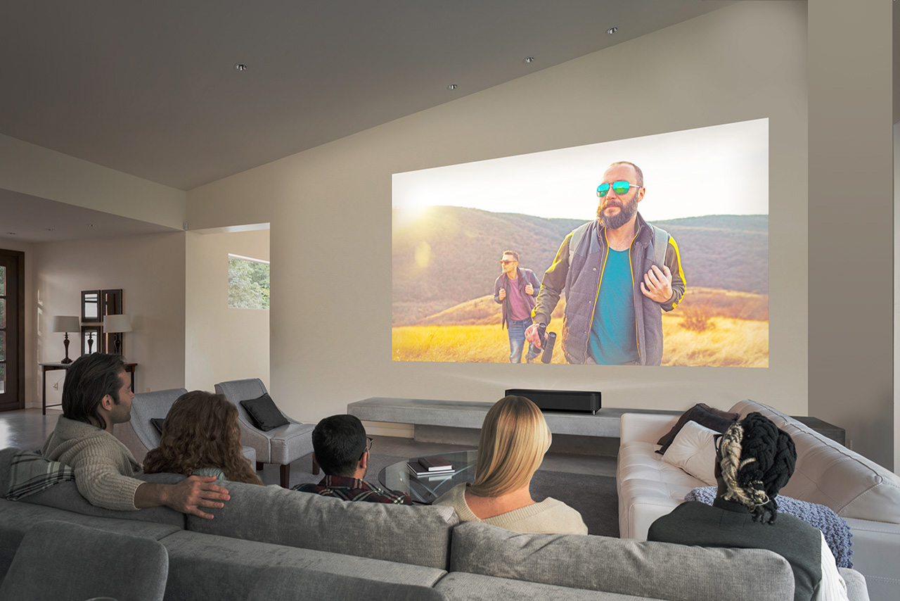 テレビのように使える！エプソン4K超短焦点プロジェクター