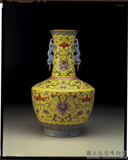 清乾隆黃地粉彩福壽活環雙耳瓶