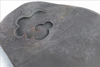 端渓新老坑硯を水に浸ける | 断箋残墨記