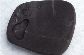 端渓新老坑硯を水に浸ける | 断箋残墨記