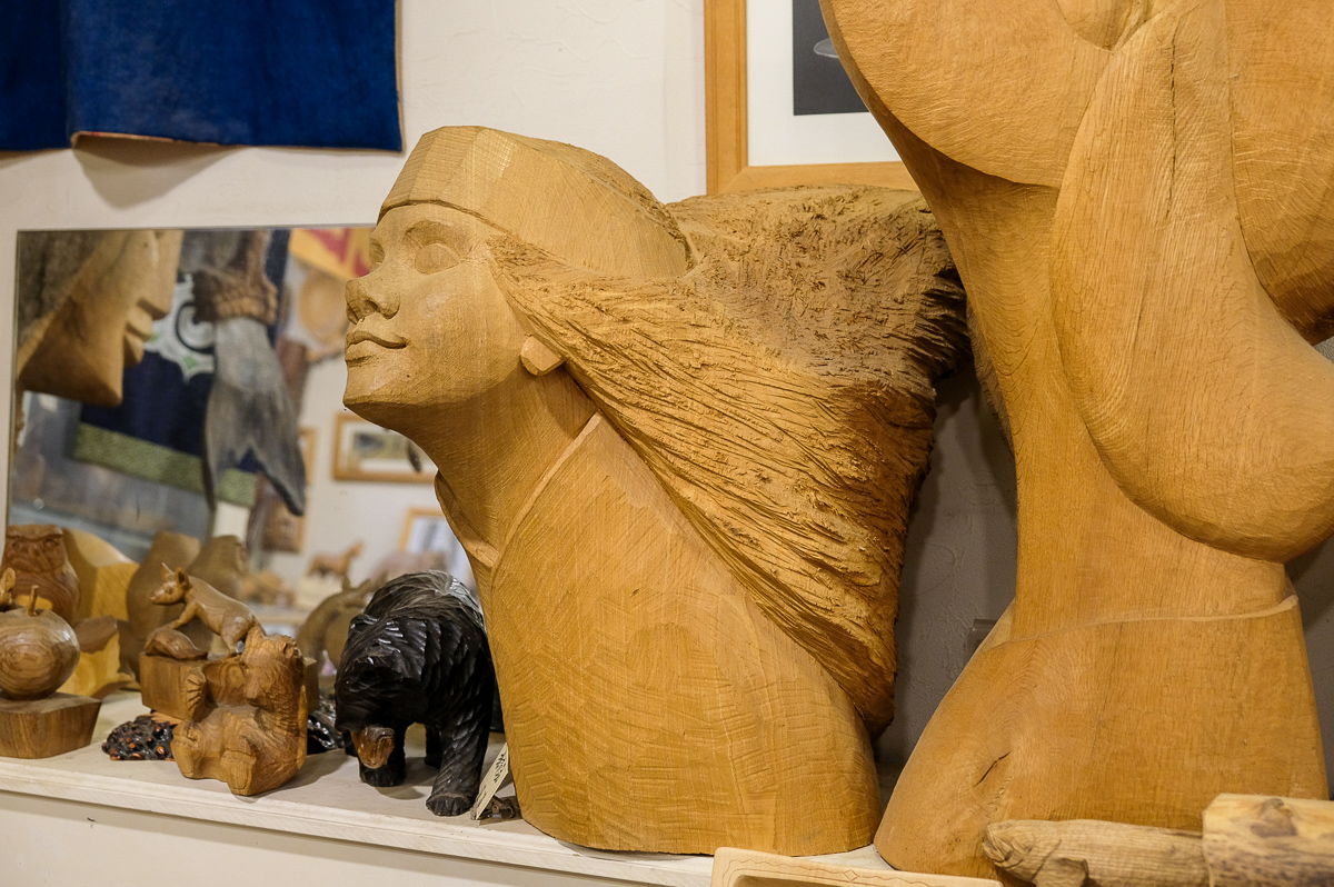 北海道阿寒湖アイヌコタンの木彫り作家、瀧口健吾さんの作品がカッコ