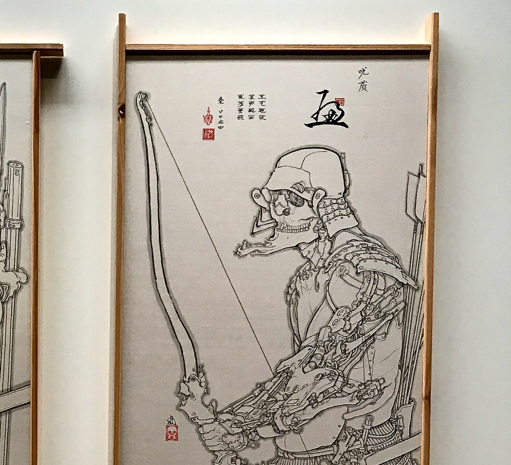 戦闘機舞いナイフ飛ぶ！今昔アートの屏風絵対決「はみだす」迫力を目撃