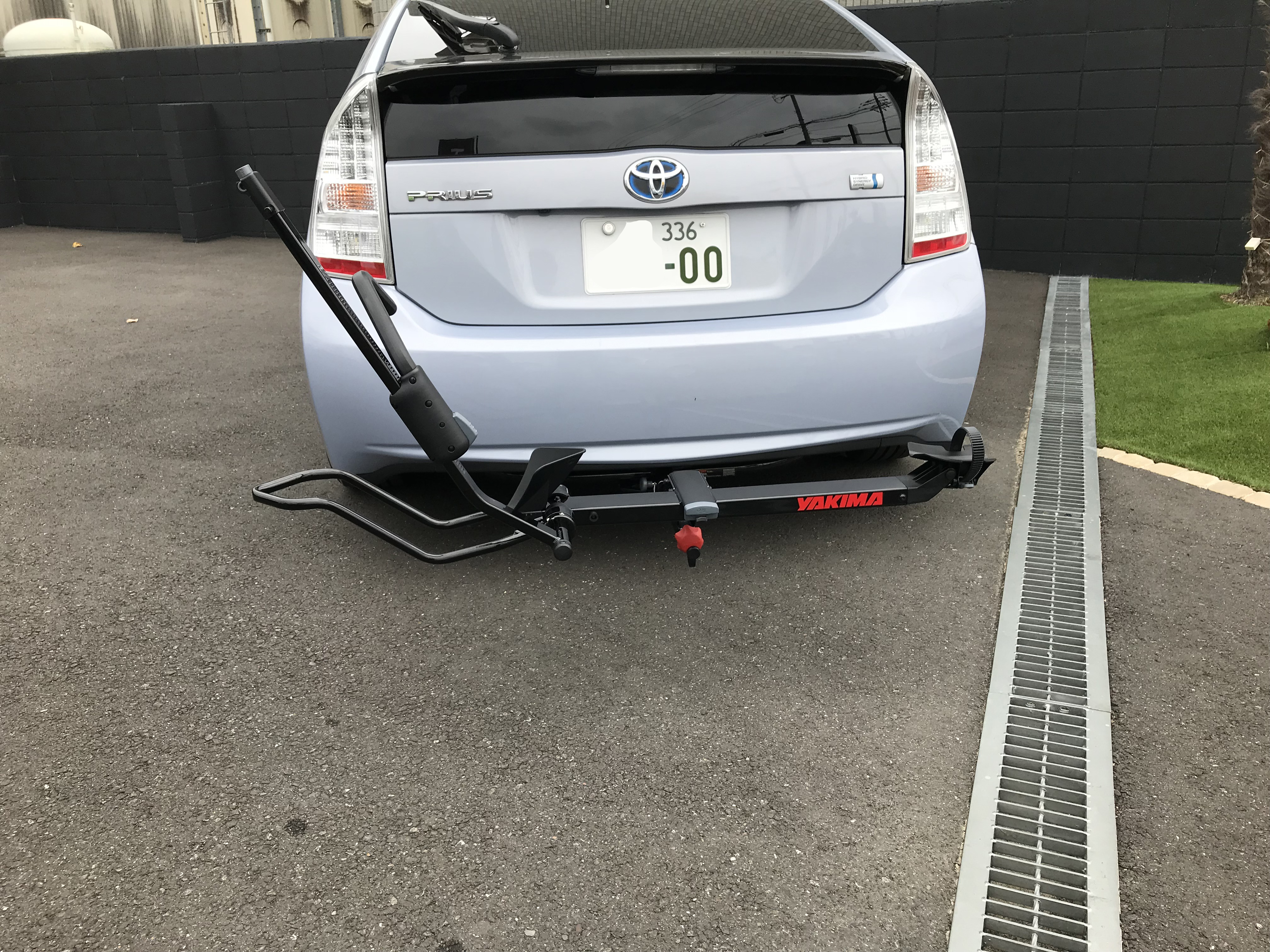 ZVW30 プリウスにヒッチメンバー、サイクルキャリア取り付け。 - KYOEI