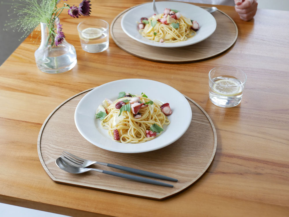 スタッキングできる天然木の半月膳 – カチモ | カチあるモノで価値ある