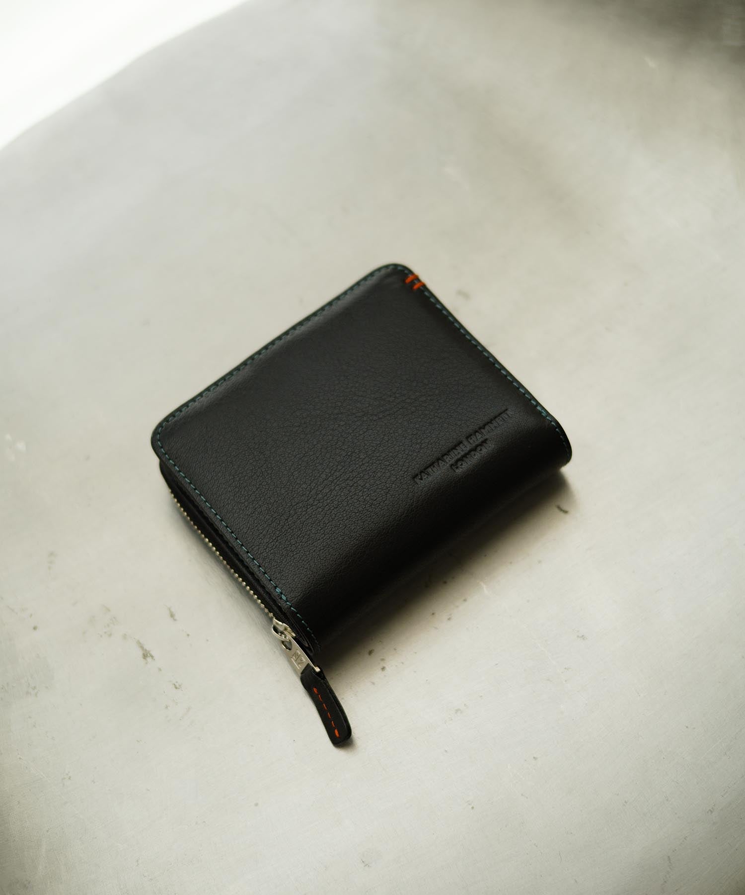 KATHARINE HAMNETT LONDON】MINERAL 二つ折りラウンドファスナー