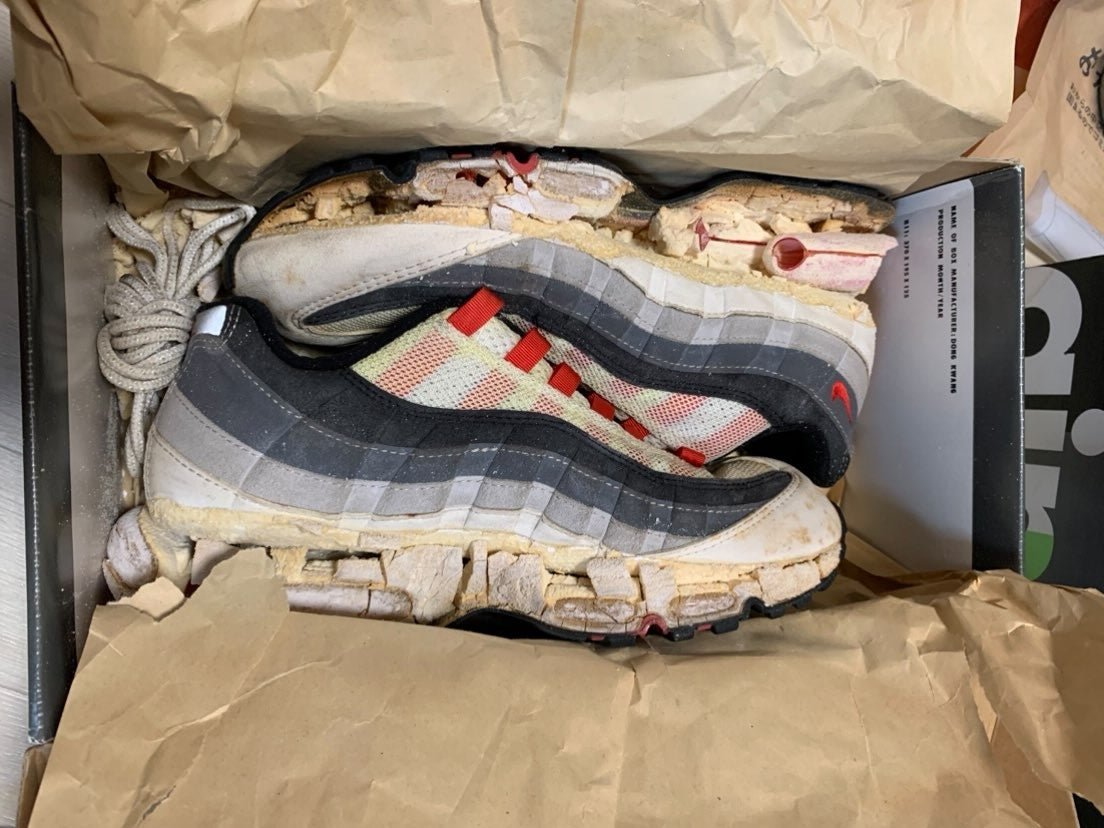 スニーカーが加水分解する原因を解説｜正しい対策で長持ちさせよう