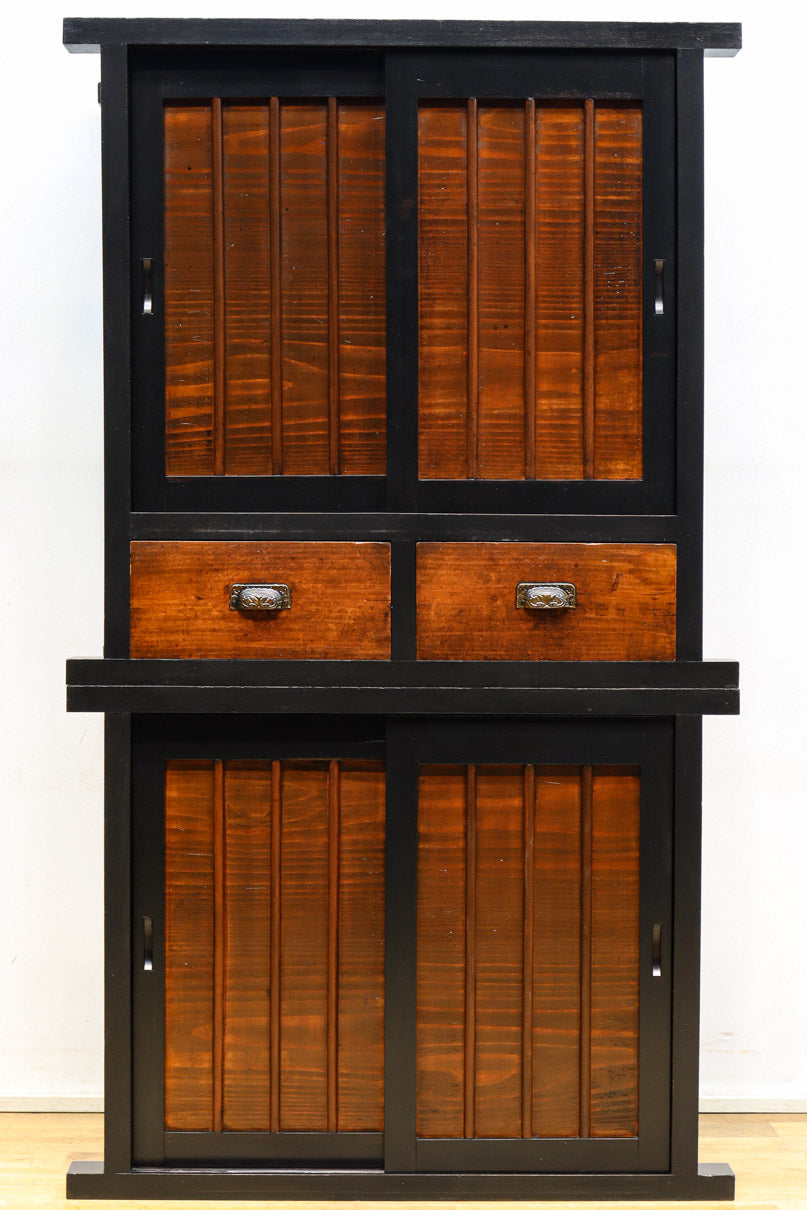 上品な引き戸づくりをした風情溢れる水屋箪笥 BB2519 – 古福庵