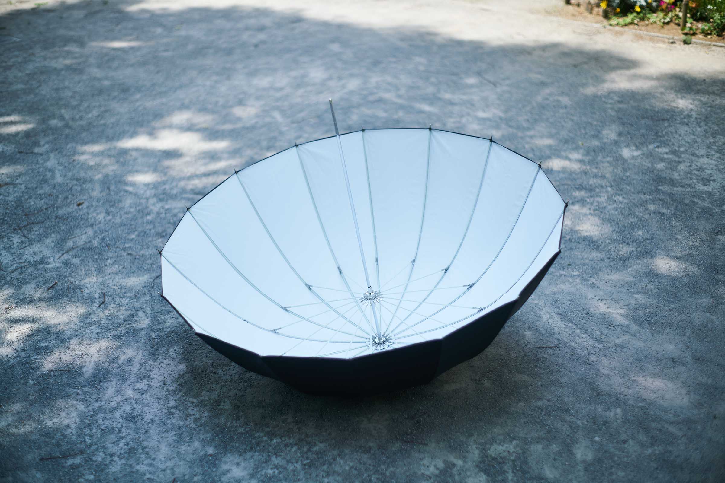 新緑の木漏れ日の中の「天使のアンブレラ Silky-WHITE-100【type DOME