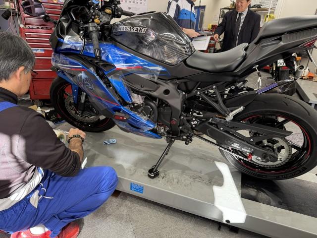 東京都大田区山王のオートサロンオギヤマです。 川崎ZX-4Rに持ち込み