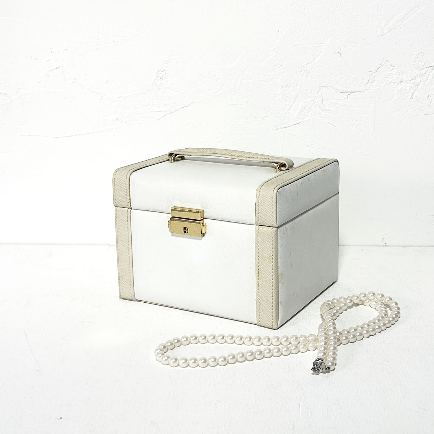 ジュエリーボックス レザーホワイト×縁＆取手＆内側ベージュ 引出2段