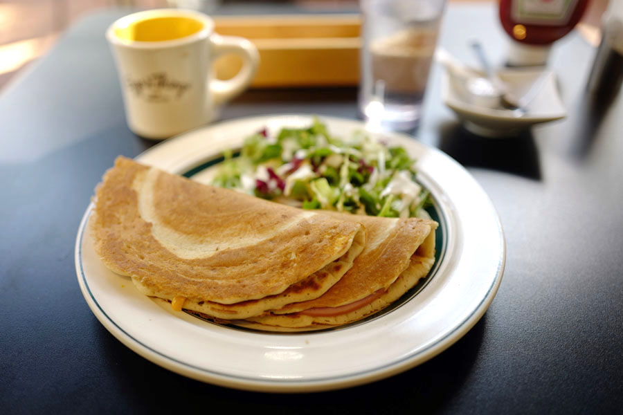 原宿の朝。雀と一緒にパンドイッチ | サカキノホトンブ | 榊真一郎