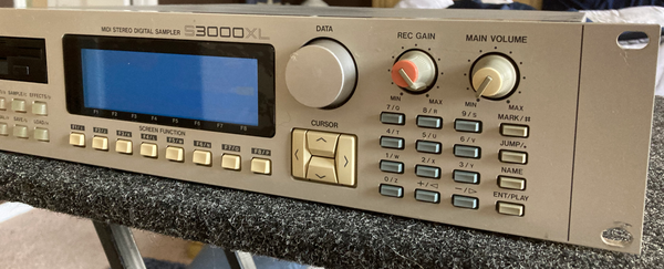 Akai S3000XL Rack Sampler – SamplerZone.com