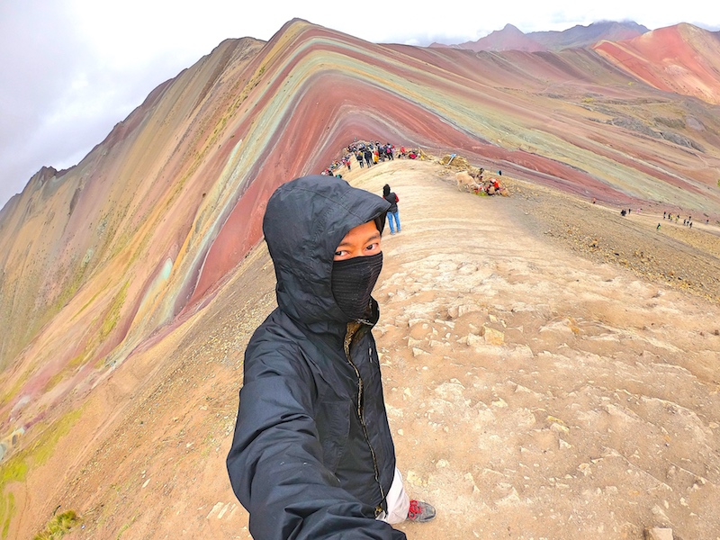 絶景] 七色に染まる奇跡の絶景 レインボーマウンテン | 世界をまたぐ