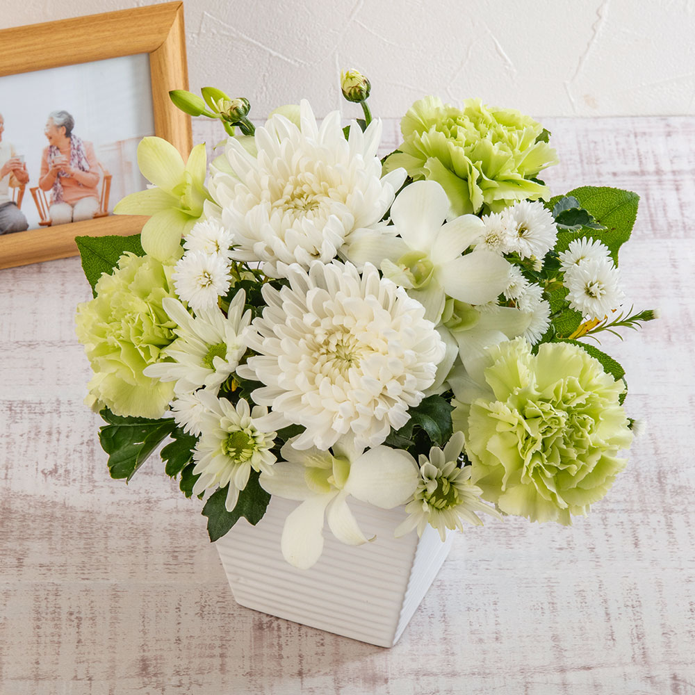 お供え用】 アレンジメント「涼華（すずか）」 | 花・花束を贈る