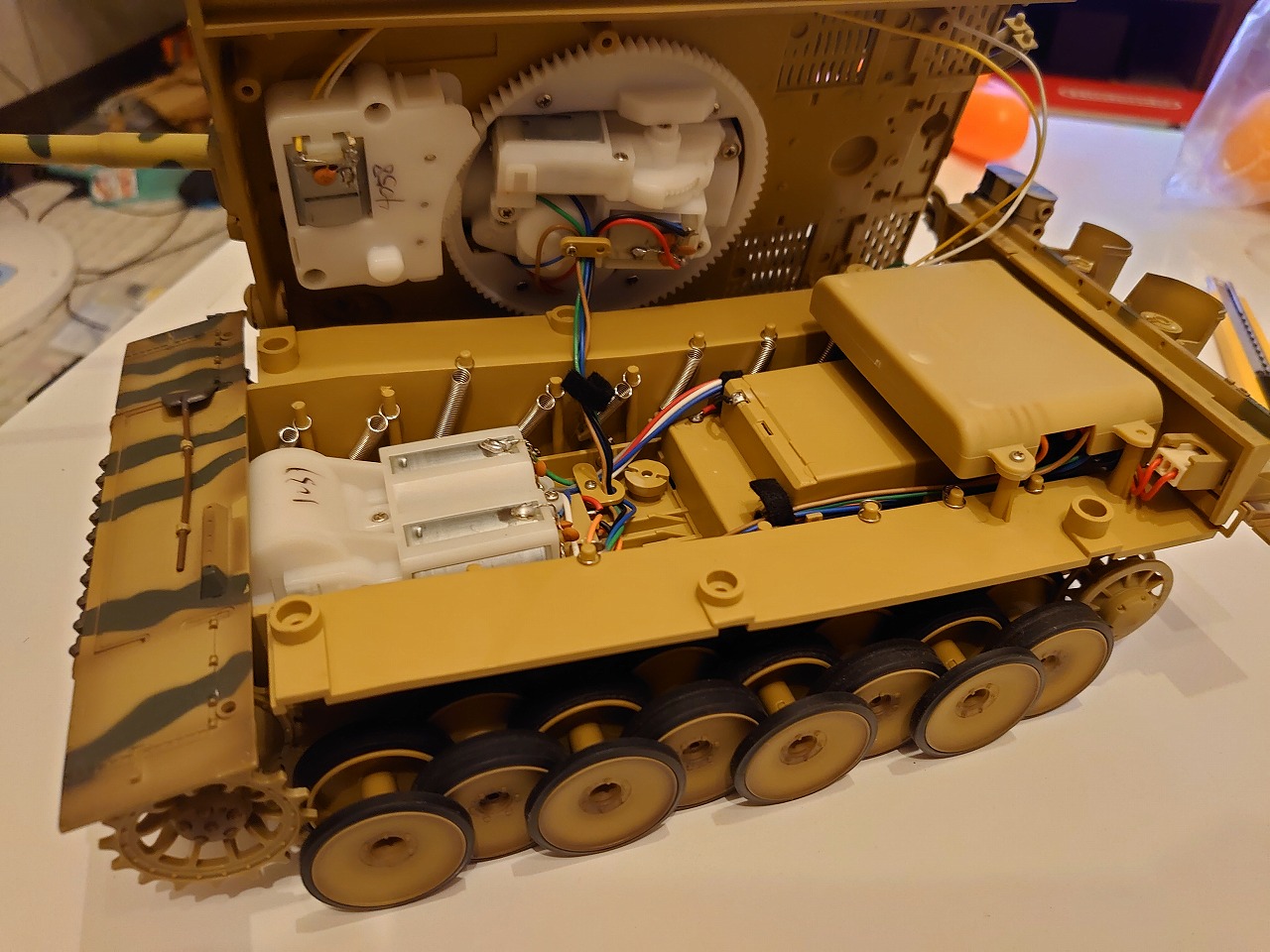 東京マルイ 1/24 RCバトルタンク タイガーI (迷彩仕様) を分解してみた