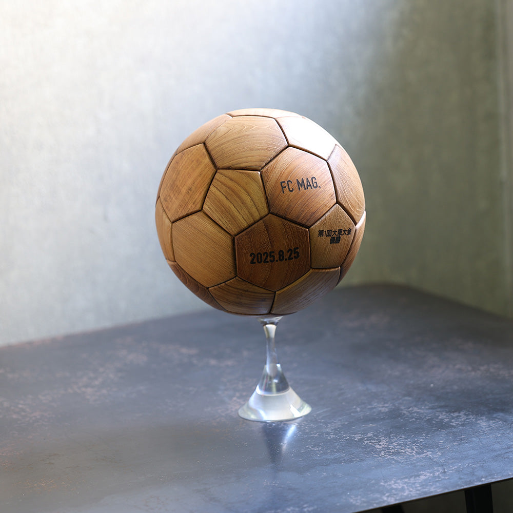 天然木の立体パズルのように組み上げるサッカーボール型トロフィー
